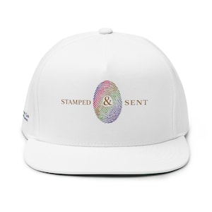 Peut inclure: Casquette blanche à visière plate avec dessous vert. Le texte "STAMPED & SENT" et une empreinte digitale colorée ornent le devant. Un style de chapeau classique.