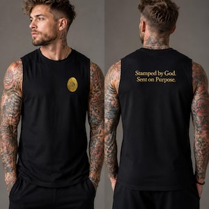 Könnte beinhalten: Schwarzes ärmelloses Shirt mit goldenem Text und einem goldenen Emblem. Die Vorderseite des Shirts hat ein goldenes Emblem mit einem kaufmännischen Und. Auf der Rückseite des Shirts steht "Stamped by God. Sent on Purpose."