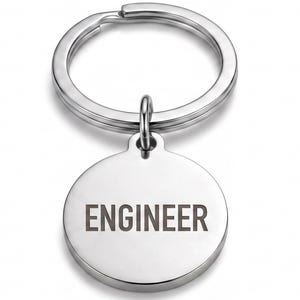Peut inclure: Un porte-clés en métal argenté doté d'un pendentif circulaire avec le mot ENGINEER gravé en lettres capitales sombres. Le pendentif est fixé à un anneau fendu standard par un petit anneau de jonction métallique, créant un design simple et fonctionnel.