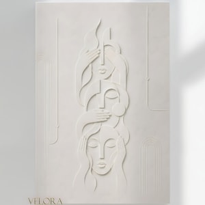Op de afbeelding: Een witte reliëfsculptuur met drie gestileerde vrouwelijke gezichten, elk met handen over ogen, mond en oren. Het kunstwerk heeft een minimalistisch ontwerp met het woord "VELORA" linksonder.