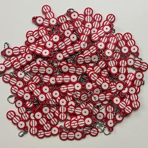 Puede incluir: Una gran colección de llaveros de plástico rojo y blanco, cada uno con un patrón repetitivo de la letra H y una forma circular O. Estas pequeñas etiquetas planas y rectangulares están conectadas por cadenas de bolas de metal plateado en un montón.