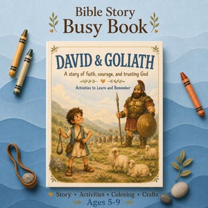 Könnte beinhalten: Ein Bible Story Busy Book mit dem Titel David & Goliath über Glauben, Mut und Gottvertrauen. Das Cover zeigt eine junge Person mit einer Schleuder und einen großen Krieger mit Schild und Speer auf einem Feld mit Schafen. Inklusive Wachsmalstiften.