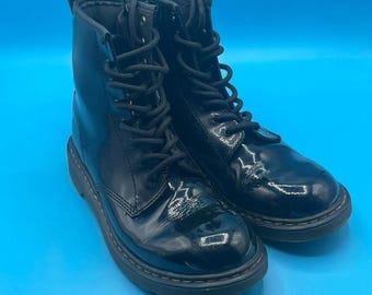 Stivali da combattimento Dr. Martens 1460 in pelle verniciata per bambini