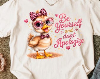 Be Yourself Duck シャツ PNG、Be Yourself And Don’t Apologize PNG、ヒョウ柄のリボンが付いたかわいいアヒルのデザイン、面白いインスピレーションを与える動物の昇華プリント