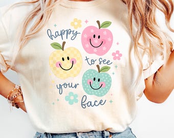 Feliz em ver seu rosto PNG, Design de camiseta retrô com maçã sorridente, Presente de volta às aulas, Camiseta moderna para professor PNG, Maçã com carinha feliz PNG, PNG viral