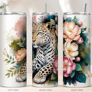 Könnte beinhalten: Drei zylindrische Becher mit Metallstrohhalmen, die ein Aquarellmotiv eines Leoparden mit blauen Augen zeigen, umgeben von rosa und weißen Blumen, grünen Blättern und goldenen Sprenkeln auf weißem Grund, beschriftet mit links, vorne und rechts.