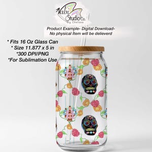 Könnte beinhalten: Ein klares 16 oz Glas mit Bambusdeckel und Glasstrohhalm. Das Glas zeigt ein wiederkehrendes Muster aus schwarzen Zuckerschädeln mit bunten floralen Details, durchsetzt mit rosa und orangefarbenen Ringelblumen sowie grünen Ranken.