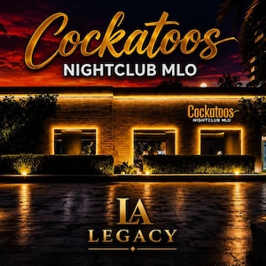 Può includere: Esterno di una discoteca al tramonto con la scritta "Cockatoos NIGHTCLUB MLO" in lettere dorate. L'edificio è in mattoni con accenti illuminati e il logo LA Legacy in basso. Le palme incorniciano la scena.