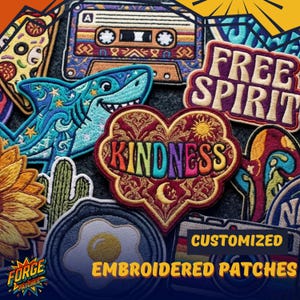Pode incluir: Uma coleção de patches bordados com vários designs, incluindo um tubarão, uma fita cassete e as palavras "Free Spirit" e "Kindness". Os patches são coloridos e detalhados, com o texto "Customized Embroidered Patches".