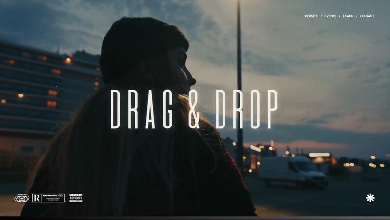 以下が含まれることがあります： 夕暮れ時の空を背景に、白字で「DRAG & DROP」と書かれたテキストが重ねられたシネマティックショット。クルーズ船とバン、ミニマルなウェブサイトナビゲーションバーも含まれています。