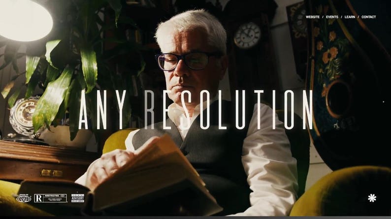 以下が含まれることがあります： メガネをかけた年配の人が明るい光の下で本を読んでいます。「ANY RESOLUTION」というテキストが大きな白い文字で表示されています。時計と植物のある薄暗い部屋が舞台です。