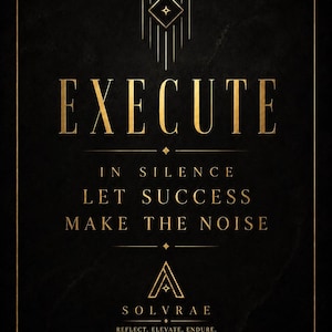 Könnte beinhalten: Ein Motivationsposter mit schwarzem Hintergrund und goldenem Text. Das Wort "EXECUTE" steht prominent oben, gefolgt von den Sätzen "IN SILENCE, LET SUCCESS, MAKE THE NOISE." Das Poster enthält den Markennamen "SOLVRAE" und die Worte "REFLECT. ELEVATE. ENDURE."