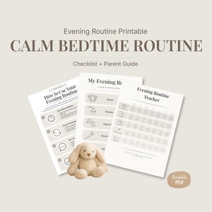Op de afbeelding: Een afdrukbare PDF met de titel "CALM BEDTIME ROUTINE" met een checklist en een ouderhandleiding. De afbeelding toont drie vellen met instructies voor de avondroutine en een tracker, samen met een beige knuffelkonijn.