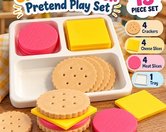 Op de afbeelding: Een 13-delige speelset met een wit plastic dienblad, vier beige ronde crackers met stippenpatroon, vier gele vierkante plakjes kaas en vier roze ronde plakjes vlees. De set bevat tekstlabels voor elk type item.