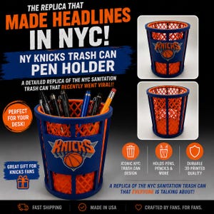 Op de afbeelding: Een blauwe en oranje pennenhouder ontworpen als een replica van een NYC vuilnisbak, met het logo van de New York Knicks op de voorzijde. De cilindervormige houder heeft een rasterpatroon en bevat verschillende pennen en potloden.