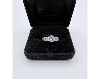 Anello in argento sterling 925 con zirconi cubici a taglio rotondo e baguette incastonati a canale, misura 7.