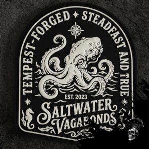 以下が含まれることがあります： タコのデザインが施された白黒のパッチ。「TEMPEST-FORGED STEADFAST AND TRUE」と「SALTWATER VAGABONDS EST. 2023」の文字。タツノオトシゴと羅針盤のバラも特徴です。