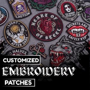 Pode incluir: Uma coleção de patches bordados personalizados com temas góticos e sombrios. Os designs incluem uma caveira e ossos cruzados, um coração com engrenagens, um lobo com olhos vermelhos e os textos "CAUTION", "HEART OF STEEL" e "SECRETS ARE SAFELY KEPT".
