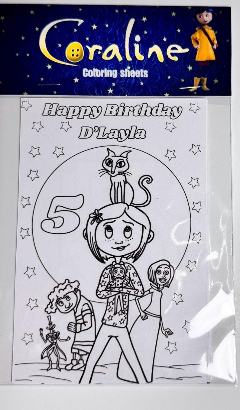 Op de afbeelding: Een Coraline verjaardagskleurplaat in een doorzichtige plastic hoes. De koptekst bevat de tekst Coraline Coloring sheets en een afbeelding van een personage. De pagina toont Happy Birthday D'Layla, een groot cijfer 5, sterren en figuren.
