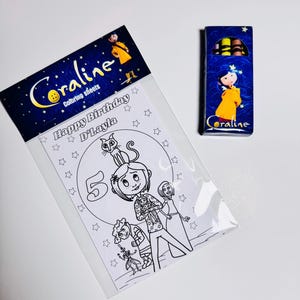 Op de afbeelding: Een Coraline kleurset bestaande uit een doorzichtige plastic zak met een kopkaart met het Coraline-logo en een personage in een gele regenjas. Het kleurblad bevat de tekst Happy Birthday D'Layla, een groot cijfer 5 en personages. Een klein doosje met kleurpotloden is inbegrepen.