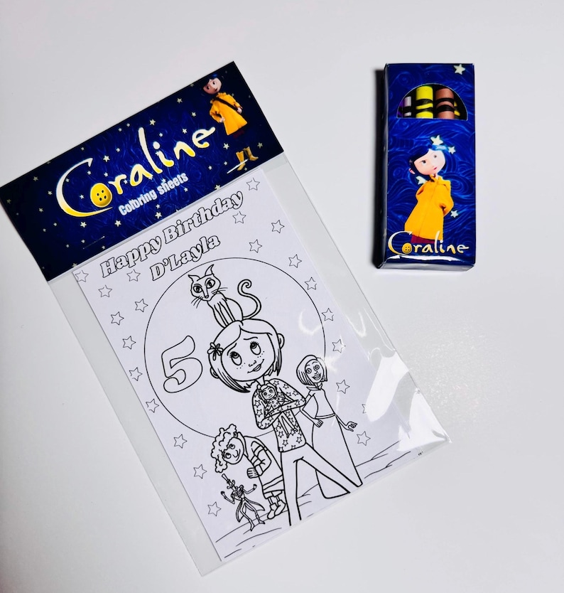 Op de afbeelding: Een Coraline kleurset bestaande uit een doorzichtige plastic zak met een kopkaart met het Coraline-logo en een personage in een gele regenjas. Het kleurblad bevat de tekst Happy Birthday D'Layla, een groot cijfer 5 en personages. Een klein doosje met kleurpotloden is inbegrepen.