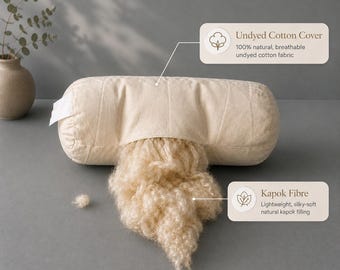 Könnte beinhalten: Ein zylindrisches Nackenkissen mit einem Bezug aus ungefärbter Baumwolle und freiliegender, hellbrauner Kapokfaserfüllung. Textbeschriftungen lauten: Undyed Cotton Cover, 100% natural, breathable undyed cotton fabric, und Kapok Fibre, lightweight, silky-soft natural kapok filling.