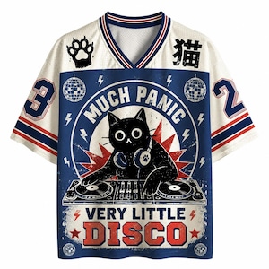 Könnte beinhalten: Ein weiß-blaues V-Ausschnitt-Trikot mit einem schwarzen Katzenmotiv, die Kopfhörer trägt und an einem Plattenspieler auflegt. Die Grafik enthält den Text "MUCH PANIC" und "VERY LITTLE DISCO", eine Pfotenabdruck, das japanische Schriftzeichen für Katze und die Zahl 23.