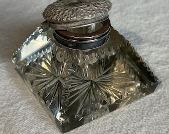 Tintero antiguo de plata de ley y cristal tallado, tal cual está.