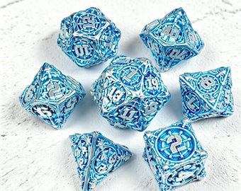 Sierlijke blauwe metalen dobbelstenenset, steampunkkompasontwerp, polyedrische TTRPG-dobbelstenen