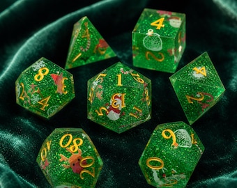 Kerstdobbelstenenset van hars, veelzijdige D&D-dobbelstenen voor de feestdagen, groene glitter-RPG-dobbelstenen met kerstman en sneeuwvlokken, 7-delige dobbelstenenset voor Dungeons & Dragons