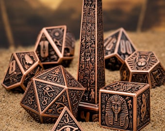 Set metalen dobbelstenen uit het oude Egypte, bronzen polyhedrale RPG-dobbelstenen met hiërogliefen.