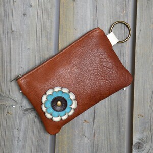 Bolso de cuero marrón coñac con flor blanca, turquesa y marrón oscuro, bolso grande de cuero marrón coñac "Finglet"