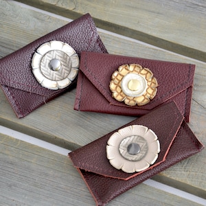 Bolsos de tarjeta de cuero burdeos con flores cortadas a mano / accesorios de tarjetas de cuero hechos a mano uno de un tipo