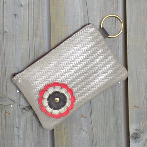 Porte-monnaie en cuir gris Champagne Chevron et Taupe avec fleur de marguerite rose, crème et taupe Gerbera, grand sac à main en cuir « Finglet »
