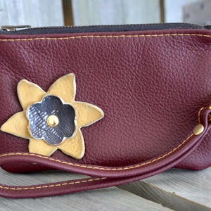 Bracelet en cuir bordeaux avec peau de buck jaune et gris « Lizard » Fleur / Burgundy Leather WristletSmall Leather Purse