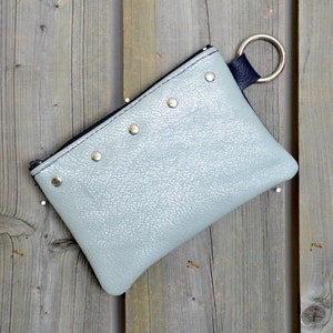 Sac à main en cuir bleu glacé et bleu marine avec clous argentés, grand sac à main en cuir bleu clair et marine « Finglet »