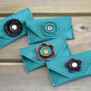 Sacs à main de carte en cuir turquoise avec fleurs coupées à la main/faits à la main un des porte-cartes en cuir aimable