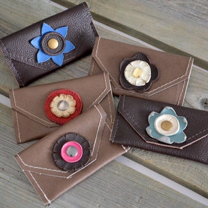 Sacs à main de carte en cuir brun avec fleurs en cuir découpées à la main/faits à la main un des supports aimables de carte en cuir
