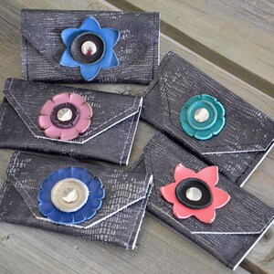 Sacs à main noirs de carte en cuir de « dentelle » avec les fleurs coupées à la main/main un des supports aimables de carte en cuir