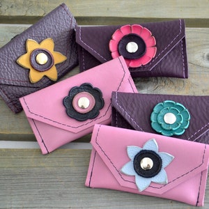 Sacs à main en cuir violet avec fleurs coupées à la main / porte-cartes en cuir uniques en leur genre