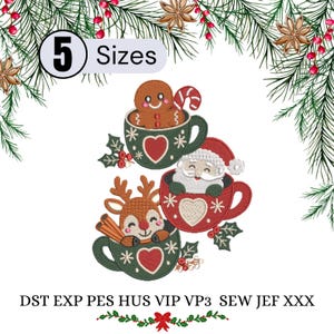 Könnte beinhalten: Ein Stickmuster mit drei Tassen und Weihnachtsmotiven: ein Lebkuchenmann in einer grünen Tasse, der Weihnachtsmann in einer roten Tasse und ein Rentier in einer grünen Tasse. Text: 5 Sizes und Dateiformate DST, EXP, PES, HUS, VIP, VP3, SEW, JEF, XXX.