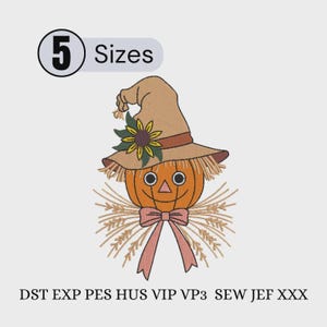 Puede incluir: Un diseño de bordado con un espantapájaros de calabaza que lleva un sombrero beige con un girasol, un lazo rosa y tallos de trigo. El texto 5 Sizes está arriba a la izquierda y los formatos DST EXP PES HUS VIP VP3 SEW JEF XXX abajo.