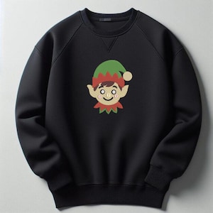 K&ouml;nnte beinhalten: Ein schwarzes Langarm-Sweatshirt mit einer mittig platzierten Stickerei eines Elfengesichts. Die Elfe tr&auml;gt eine gr&uuml;n-rote M&uuml;tze mit Bommel, hat spitze Ohren und einen roten Kragen. Das Sweatshirt verf&uuml;gt &uuml;ber einen Rundhalsausschnitt sowie gerippte B&uuml;ndchen.