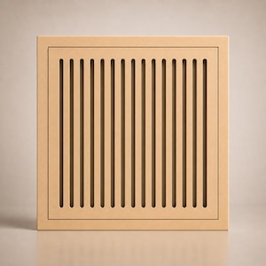 Może przedstawiać: Kwadratowa, jasnobrązowa drewniana osłona wentylacyjna z pionowymi szczelinami. Osłona wentylacyjna ma wpuszczoną ramkę i minimalistyczny design, odpowiedni do wystroju wnętrz.