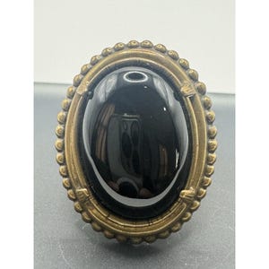 Anillo Jan Michaels talla 8, cabujón negro, tono dorado.