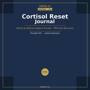 Può includere: Un diario digitale intitolato "Cortisol Reset Journal" su sfondo blu navy. Il titolo del diario è in grande testo bianco, con testo di supporto sottostante. Il diario è progettato per monitorare lo stress e l'affaticamento surrenale ed è disponibile come PDF stampabile.
