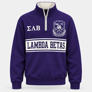 Peut inclure: Un sweat-shirt à quart de zip violet foncé avec un col intérieur blanc et une fermeture éclair argentée. L'avant présente les lettres grecques ΣΛΒ, un emblème de blason blanc et une bande horizontale blanche avec le texte LAMBDA BETAS en bleu marine.