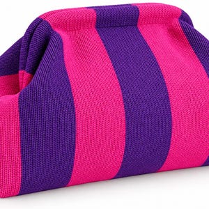 Peut inclure: Une pochette avec une texture tricotée présentant des rayures verticales audacieuses alternant entre le rose vif et le violet profond. Le sac possède une ouverture à cadre structuré sur le dessus, créant une silhouette arrondie et souple.