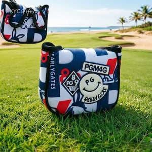 Puede incluir: Una funda para la cabeza del palo de golf con un patrón azul marino, blanco y rojo. La funda presenta el texto "EARLYGATES" y un parche de carita sonriente. La funda está en un campo de golf verde.