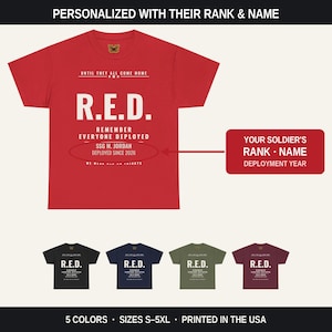 Może przedstawiać: Czerwona koszulka z krótkim rękawem z białym napisem: UNTIL THEY ALL COME HOME, R.E.D. REMEMBER EVERYONE DEPLOYED, SSG M. JORDAN, DEPLOYED SINCE 2026 oraz WE WEAR RED ON FRIDAYS. Pokazano cztery dodatkowe koszulki w kolorze czarnym, granatowym, oliwkowym i bordowym.